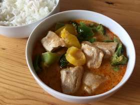 Thaigryta med röd currypasta